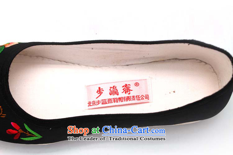 The Chinese old step-young of Ramadan Old Beijing mesh upper hand bottom thousands of embroidered mother Lady's temperament shoes thousands yuan shoes peony flowers red 36 pictures, prices, brand platters! The elections are supplied in the national character of distribution, so action, buy now enjoy more preferential! As soon as possible.