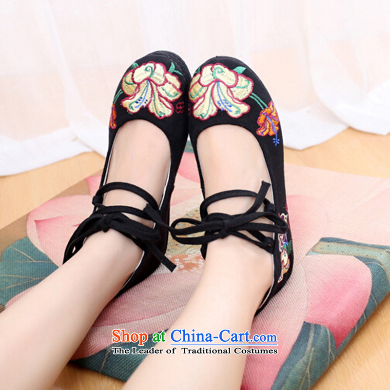 In the autumn of 2015, a new single shoe old Beijing mesh upper female embroidered shoes of ethnic Tether Strap Round Head red 40, Chin world shopping on the Internet has been pressed.