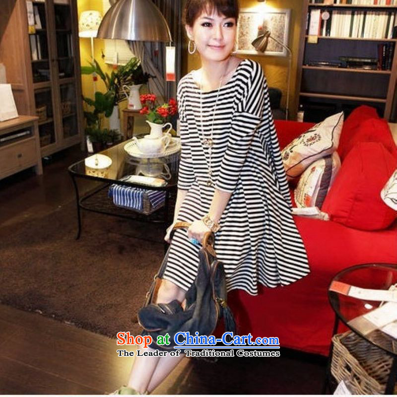 The sum   of the fertilizers in spring and autumn 2015 XL t-shirt thick people dress code large ad-dress 200 catties thick mm stripe dresses, are streaked with black cultural sum shopping on the Internet has been pressed.